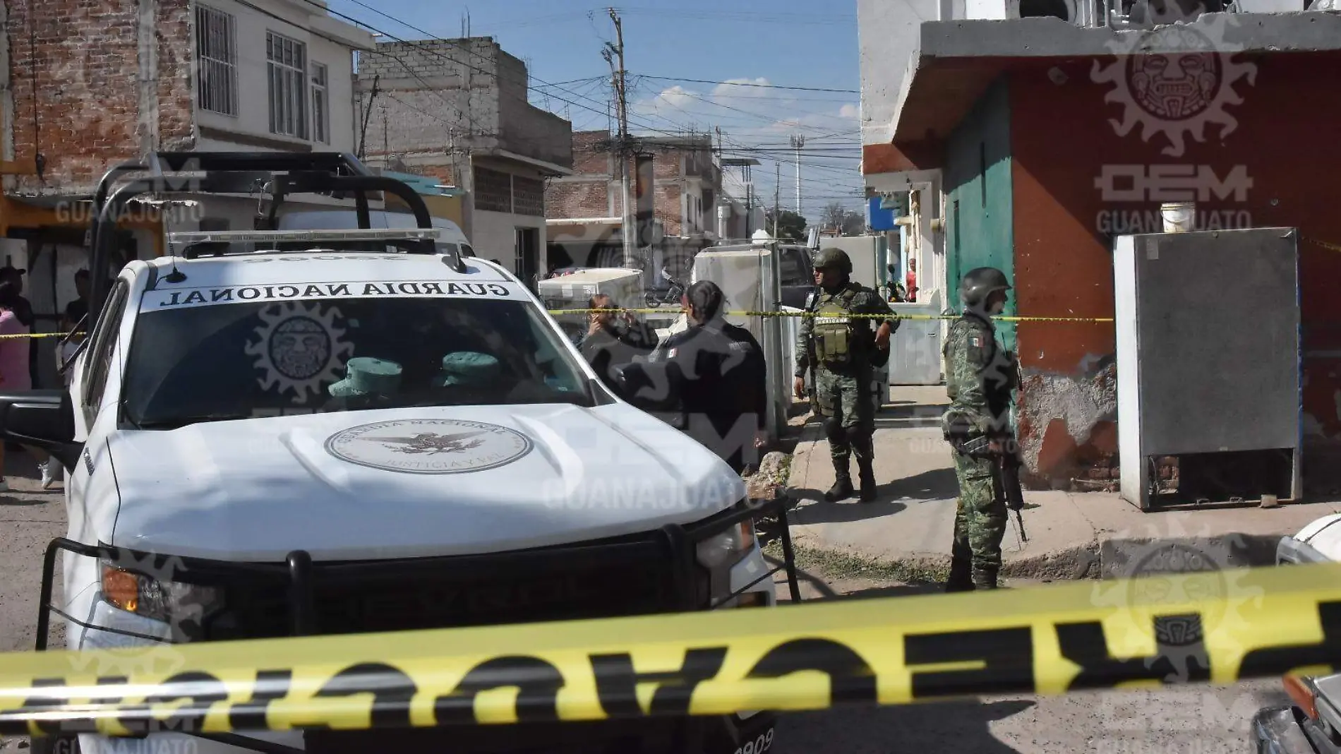 Irrumpen en negocio y asesinan a balazos a ayudante en Irapuato (2)